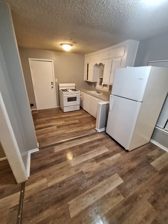 Building Photo - 3 bedroom, 1 bath