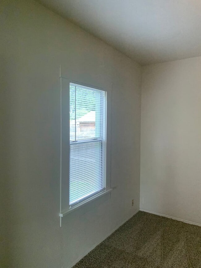 Building Photo - Updated Craftsman!  Downtown Puyallup!