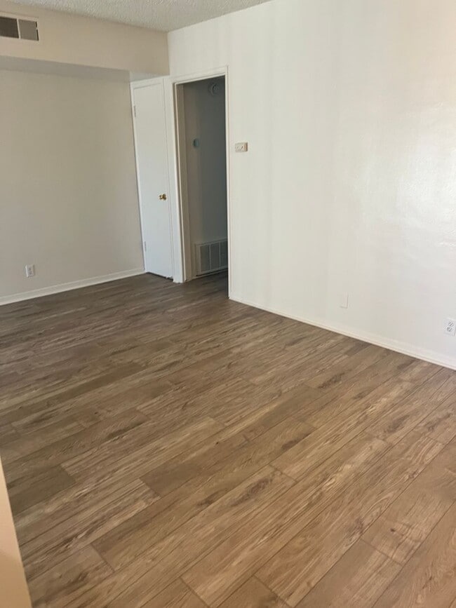 Building Photo - Second-floor 1-bedroom apartment in Whittier.