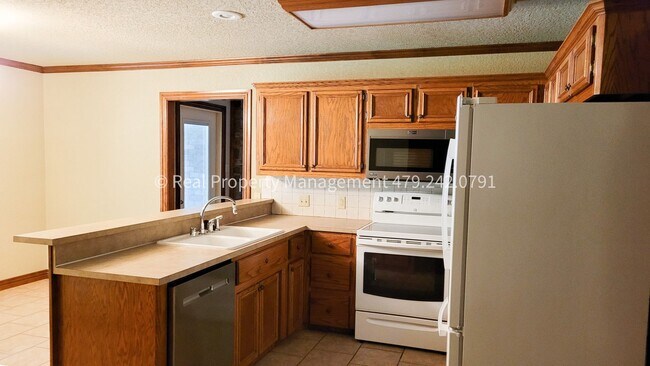 Building Photo - COMING IN JULY! Beautiful 3 bed/2 bath Hom...