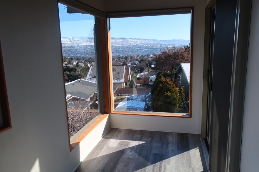 Building Photo - 2405 Lester Rd