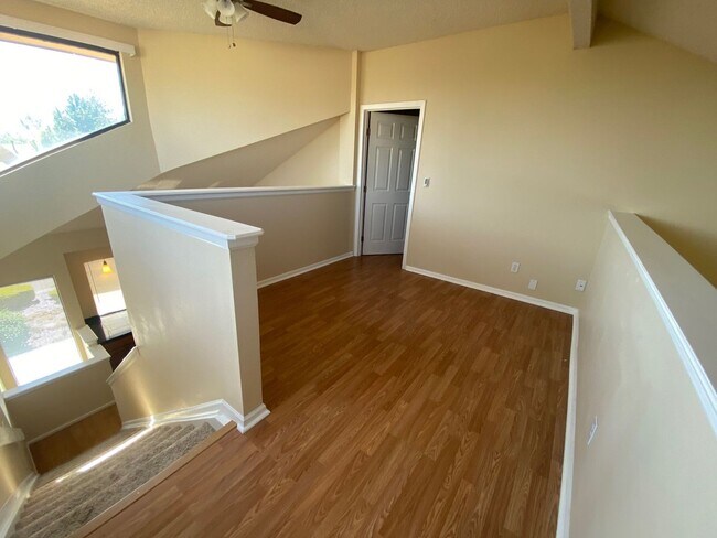 Building Photo - Beautiful 3 Bedroom 2 Bath Townhome Close ...