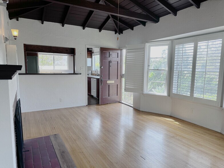 Building Photo - 2108 Pier Ave
