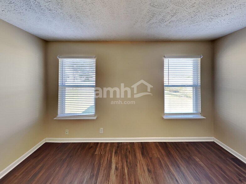 Building Photo - 313 School House Ct