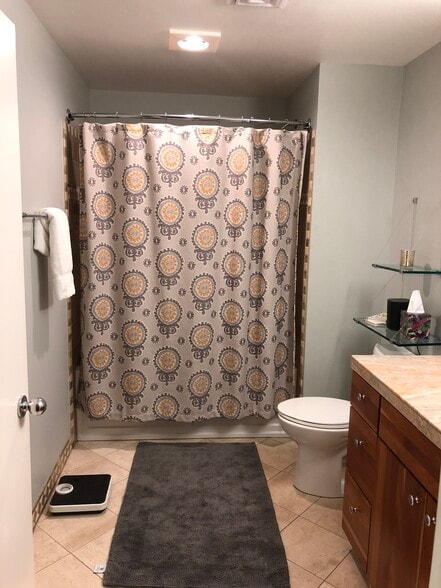 Bathroom with large tub - 618 NW 12th Ave