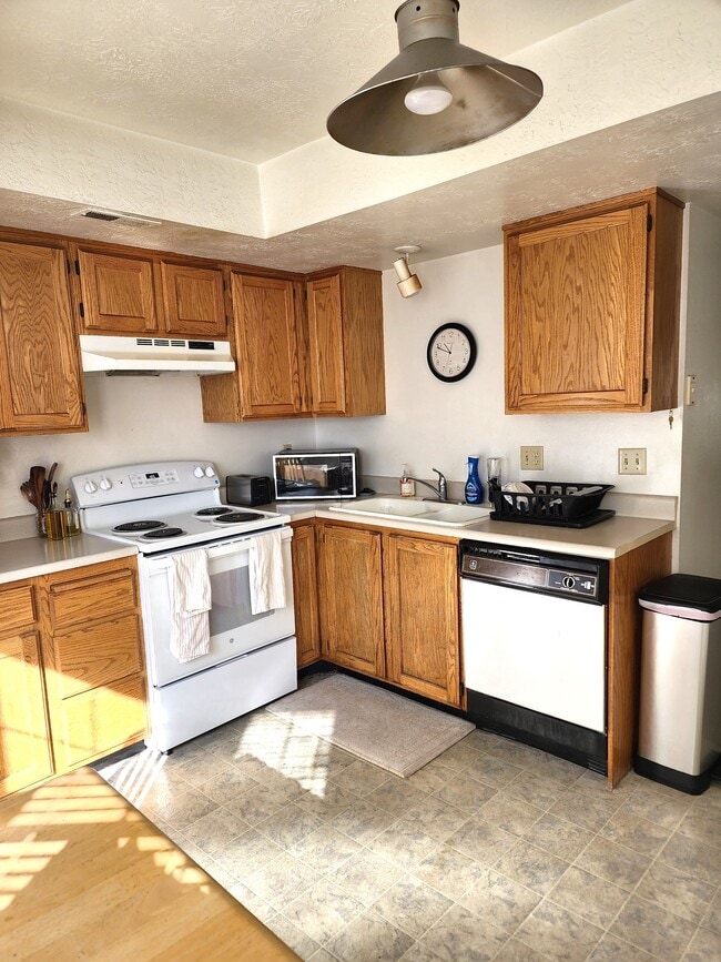 Building Photo - 565 N 300 E