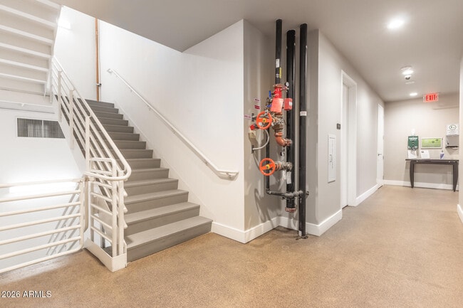 Building Photo - 2211 E Camelback Rd