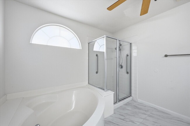 Building Photo - Exquisite 5-bed, 3-bath home w/ spacious 3-car garage offers luxurious living & effortless entert...