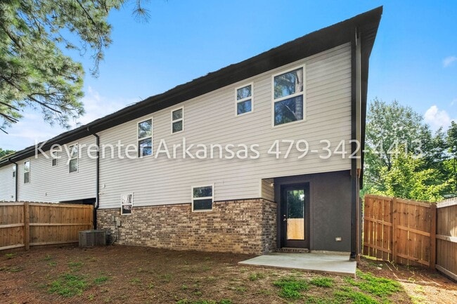 Building Photo - Beautiful 2 Bed, 3 Bath Home Just Off Weddington!