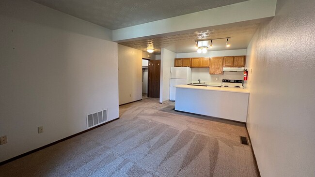 Building Photo - 1 Bedroom Condo in Independence Park w/Garage and Washer/Dryer! Call Today!