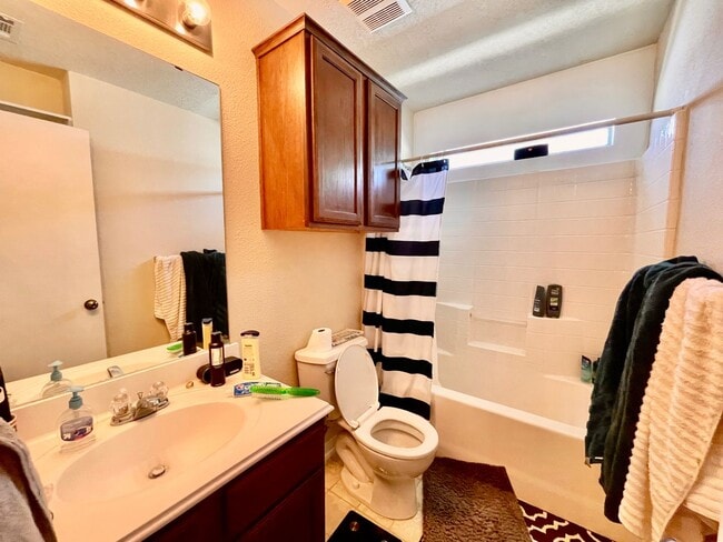 Building Photo - Cute Corner Home w/ 4 Beds & 3 Baths in Co...