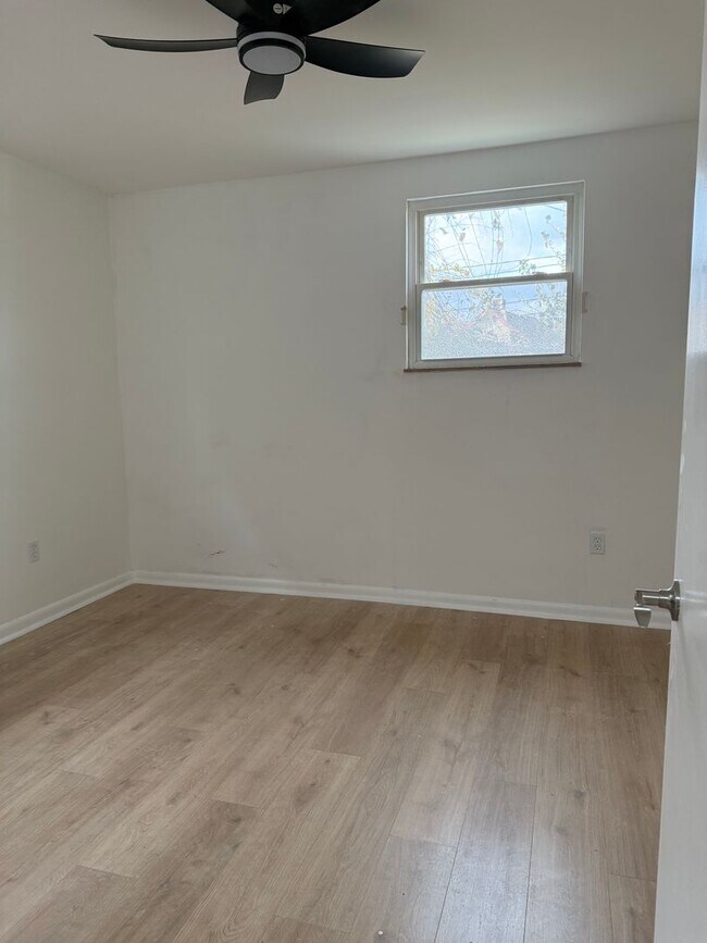 Building Photo - Spacious 1-Bedroom Apartment near the Lake!