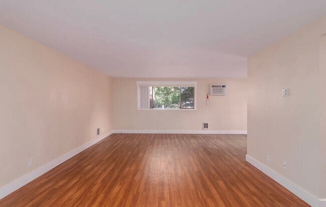 Building Photo - Spacious 4-Bedroom duplex Near EWU – Cheney, WA