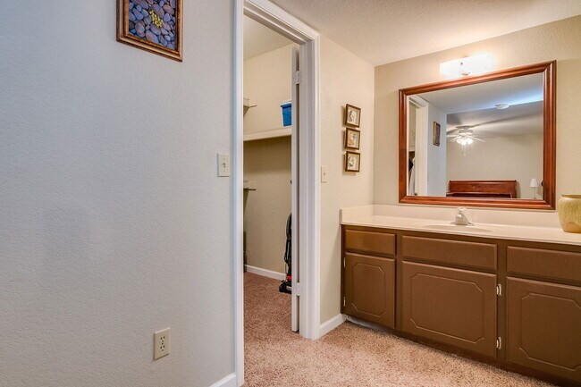 Building Photo - 460 N 64th Pl