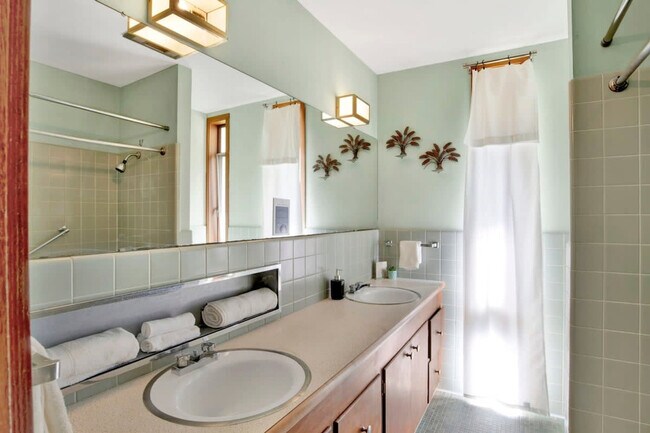 Building Photo - 305 Indian Creek Dr E