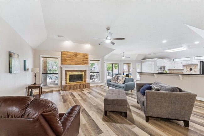 Building Photo - 23818 Pin Oak Dr