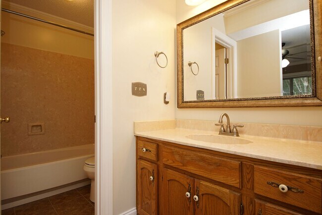 Building Photo - Great 3 Bedroom 2 bath home in Central Nic...