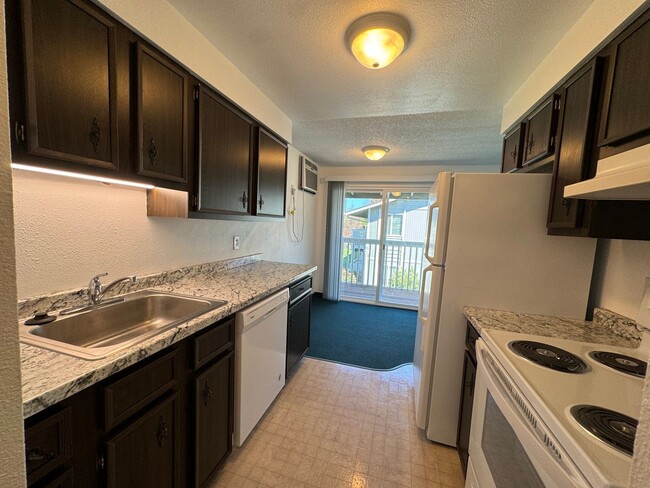 Building Photo - 2 Bedroom Upstairs apartment For Rent Loca...