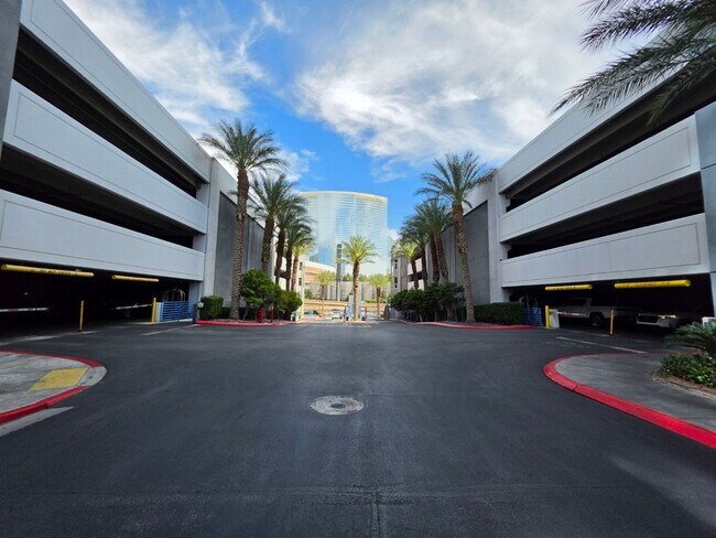 Building Photo - Fantastice High Rise with Full City Views!