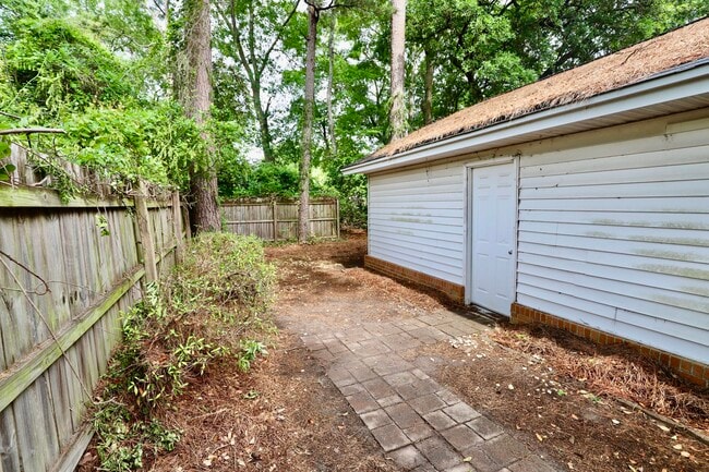 Building Photo - 807 N Guignard Dr