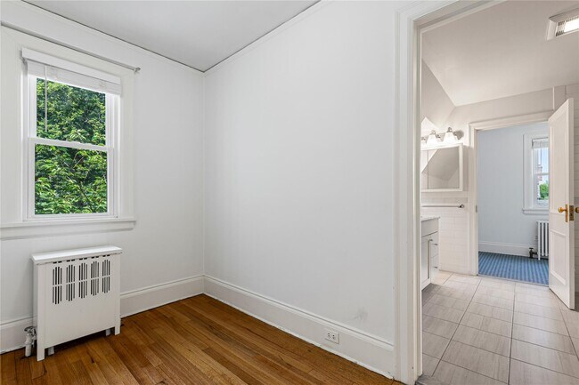 Building Photo - 30 Park Dr N