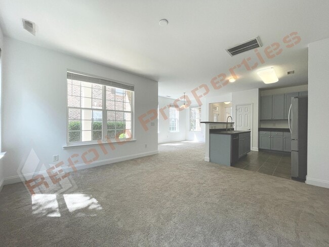 Building Photo - Beautiful 2 Story 3 Bedroom 2.5 Bath Townh...