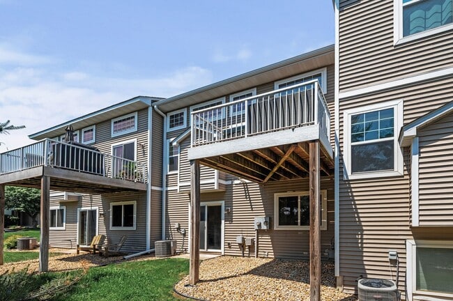 Building Photo - Spacious 3-Bedroom Townhome in Prime Savage/Prior Lake Location