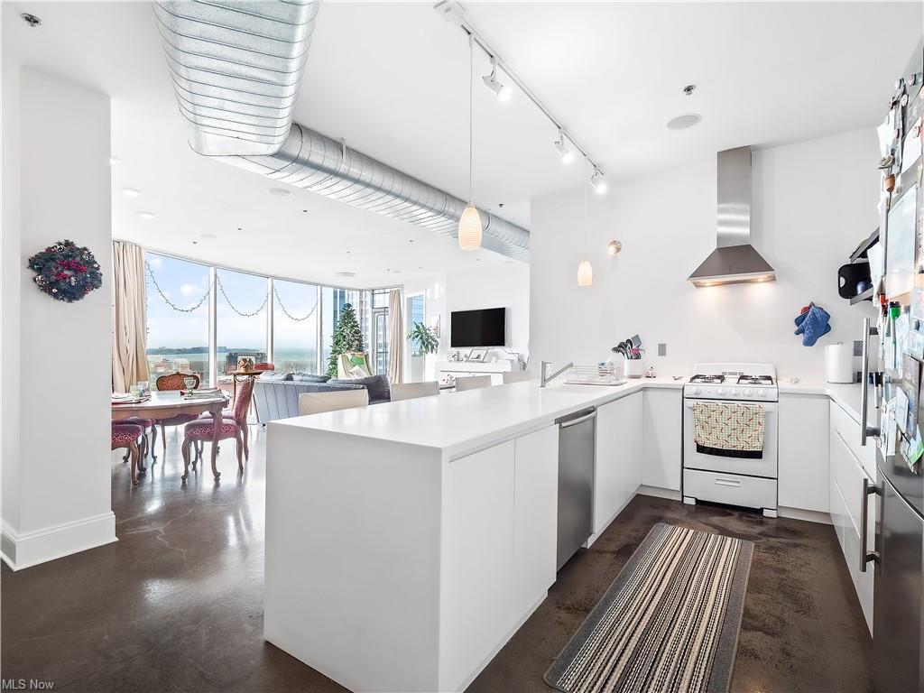 Kitchen - 701 W Lakeside Ave