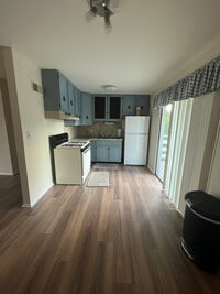 Building Photo - 425 Hebner St