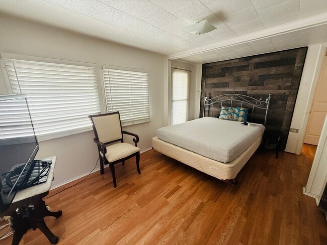 Building Photo - Beautiful fully furnished one bedroom, one bath manufactured home in a 55+ deed restricted gated ...