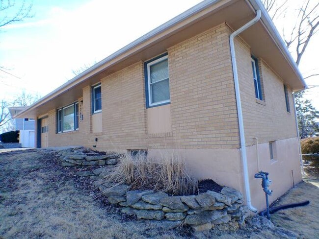 Building Photo - Charming 3 bedrooms and 1 bath brick ranch located on E Erickson Rd in Independence