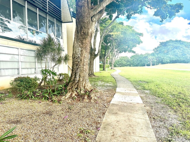 Building Photo - 9080 Lime Bay Blvd