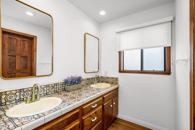 Building Photo - 472 36th St