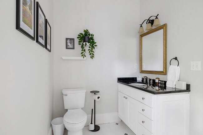 Building Photo - The Laurens Cottage | University Hill