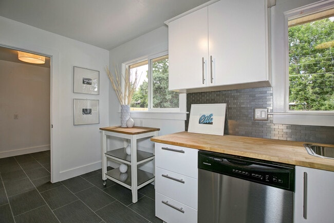 Building Photo - Rent this Gorgeous Fully Updated 3 Bd/ 1.5...