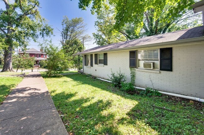 Building Photo - Amazing 2BR/1BA in the Heart of Hillsboro ...