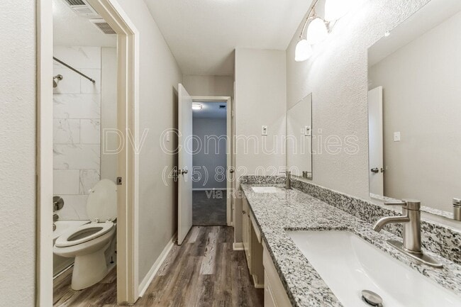 Building Photo - 700 Meadowglen Dr