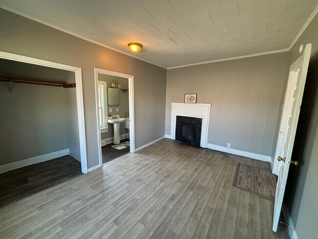Building Photo - COMING SOON! Spacious 4-bedroom, 2-bathroom