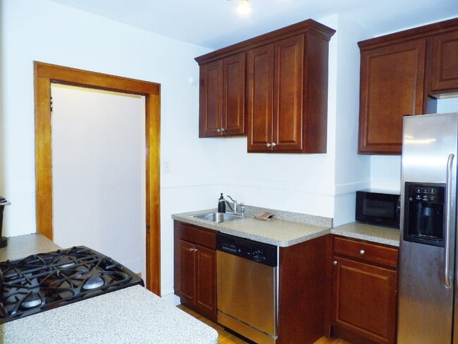 Building Photo - 2 Bedroom Condo in Brownstone