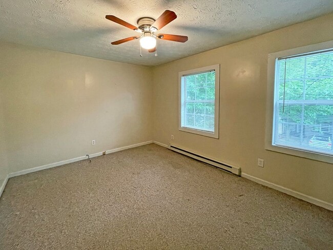 Building Photo - SPACIOUS TOWNHOME near Downtown! Washer/Dr...