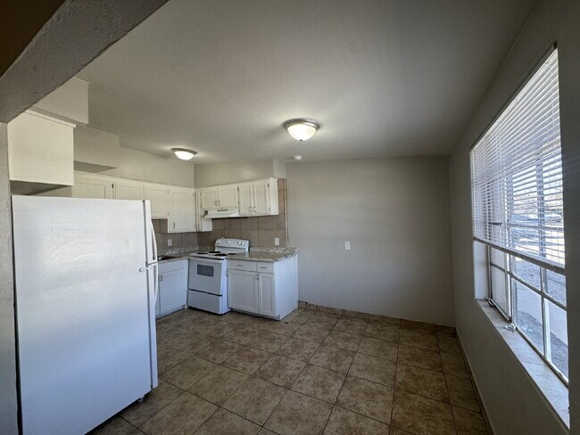 Building Photo - 2 Bedroom 1 Bathroom with W/D