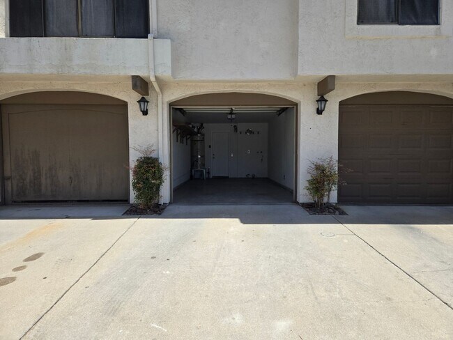Building Photo - 1532 Granite Hills Dr