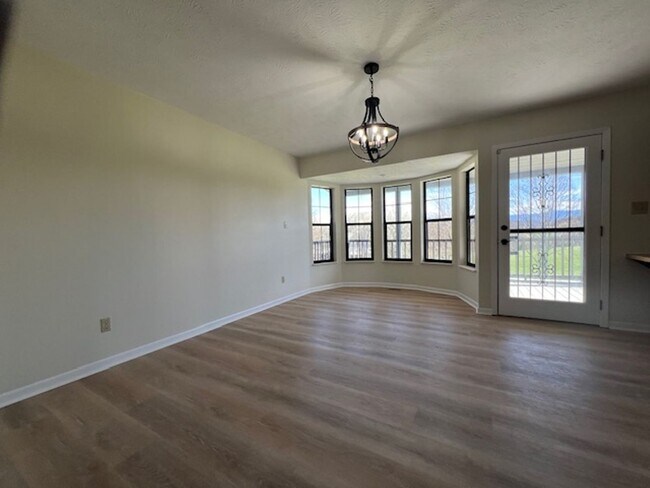 Building Photo - Move In Ready!!