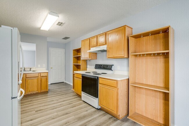 Building Photo - Spacious Well Maintained 2 Bed- 2.5 Bath T...