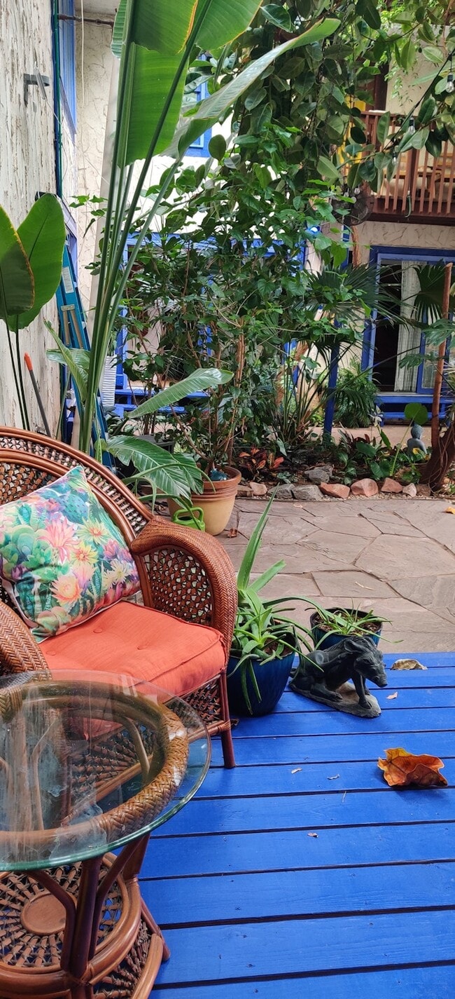 Building Photo - 706 E Stuart St