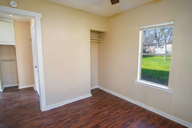 Building Photo - 819 Larry St