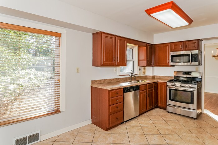 Building Photo - 2343 Ridgewood Rd