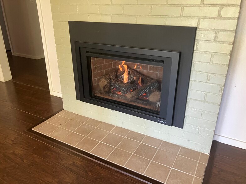Gas fireplace keeps heat even in blackouts - 9416 SW View Point Ter