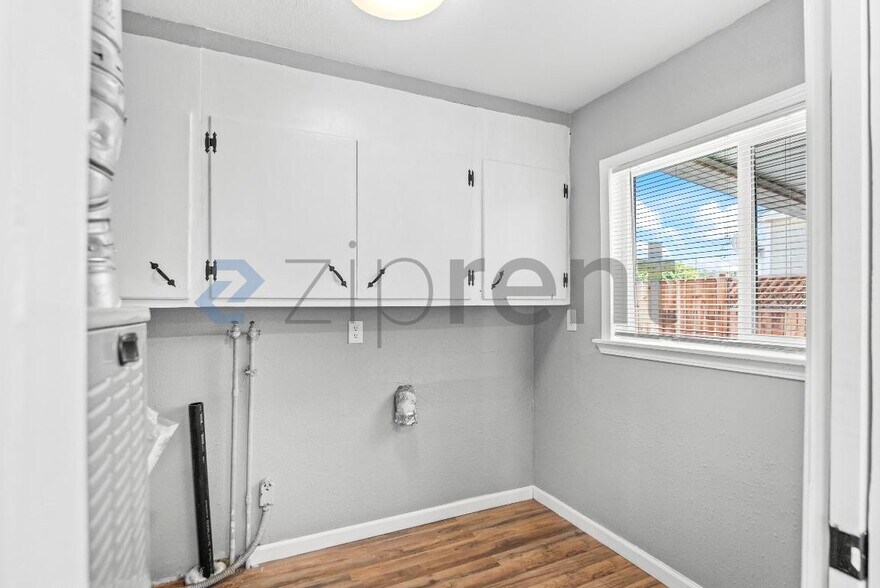 Building Photo - 2732 D St