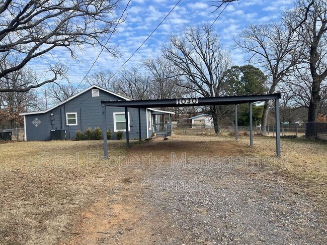 Building Photo - 1030 Oak Dr